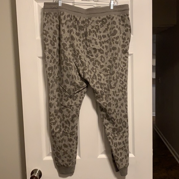 LEOPARD TOP&BOTTOM - Picture 2 of 3